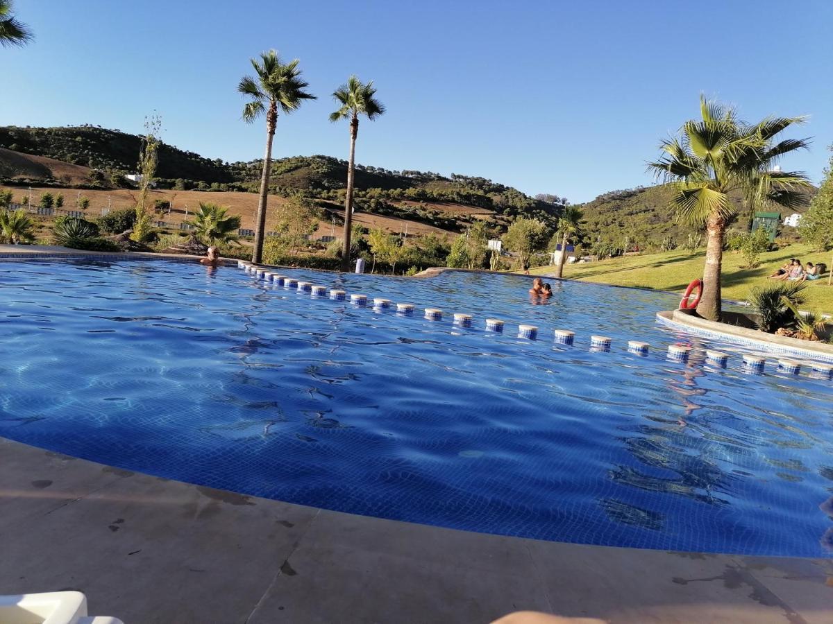 מדיק Lilac'S Garden Vue Piscine מראה חיצוני תמונה